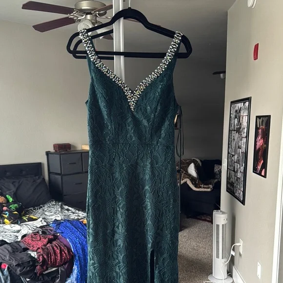 Elegant Green Lace Dress - Picture 1 of 1
